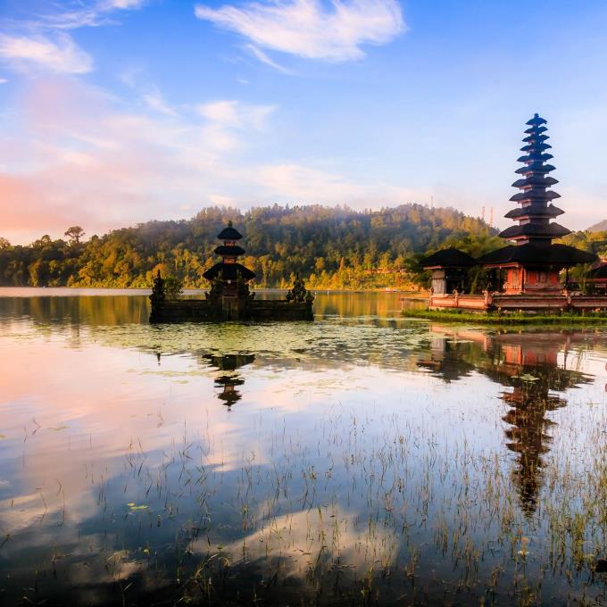 Tempel aan het water. Indonesië