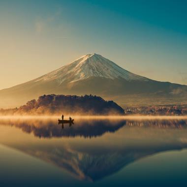 Mount Fuji, de hoogste berg van Japan, met op de voorgrond Lake Kawaguchiko