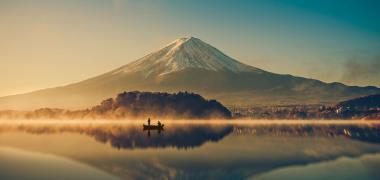 Mount Fuji, de hoogste berg van Japan, met op de voorgrond Lake Kawaguchiko