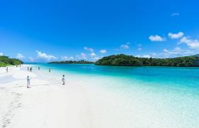 Het tropische strand van het Japanse eiland Okinawa