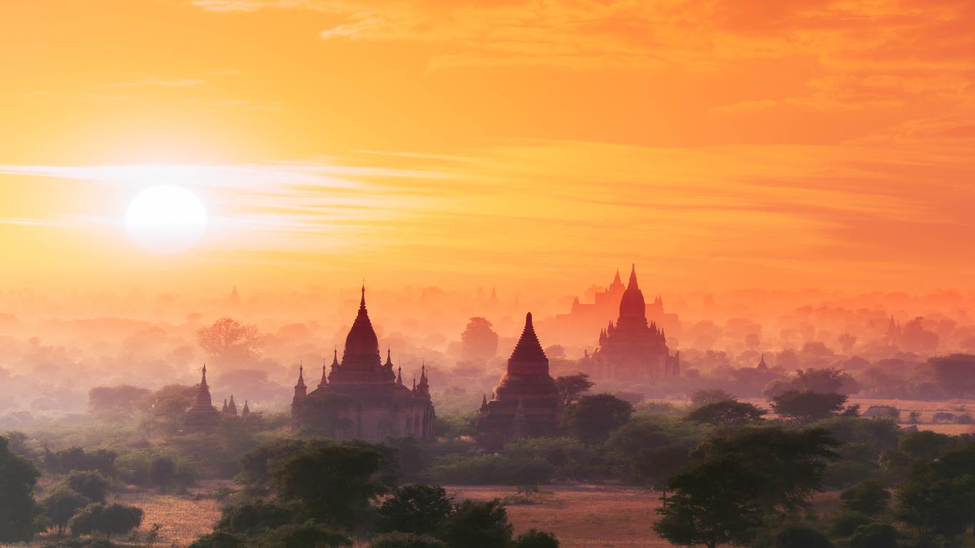 Tempel met zonsondergang in Myanmar