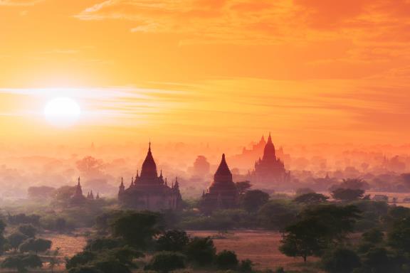 Tempel met zonsondergang in Myanmar