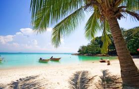 Strand met bootjes, Thailand