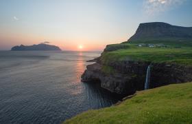 Faeroer Eilanden Gasadalur waterval