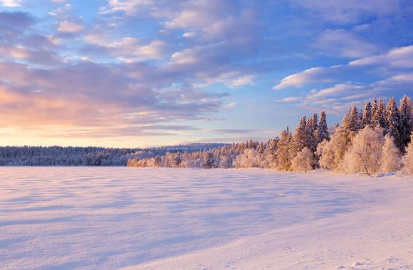 Zonsondergang sneeuwvlakte Lapland
