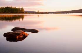 Zonsondergang in Saimaa, Finland
