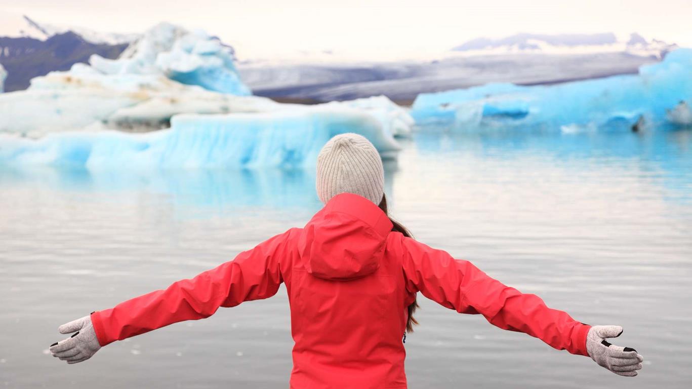 Een vrouw in de winter in IJsland 