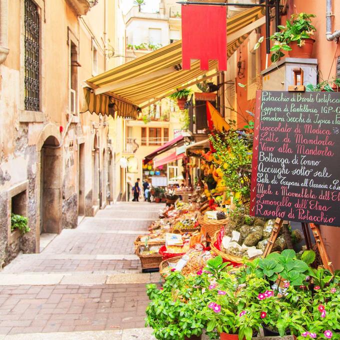 Een winkelstraat op Sicilië