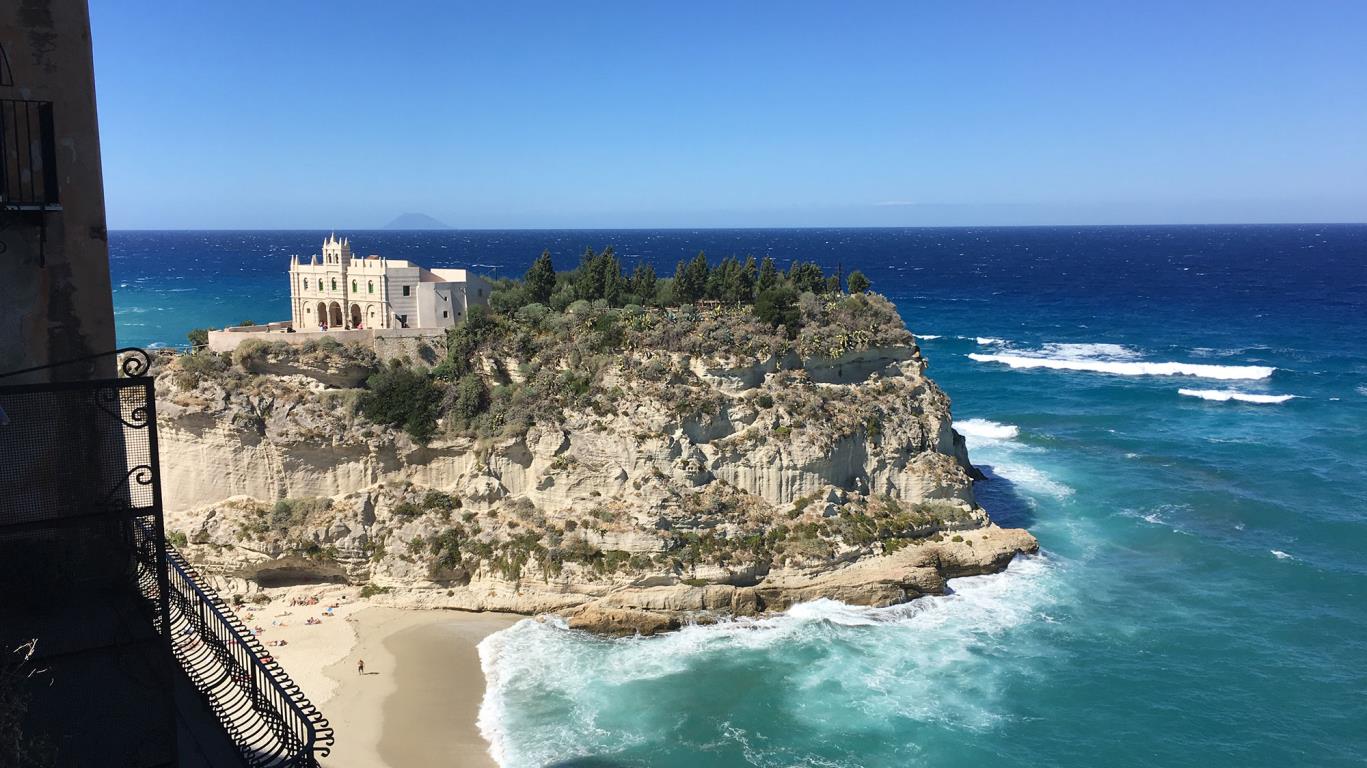 De kerk Santa Maria dell'Isola op het strand van Tropea, Calabrië