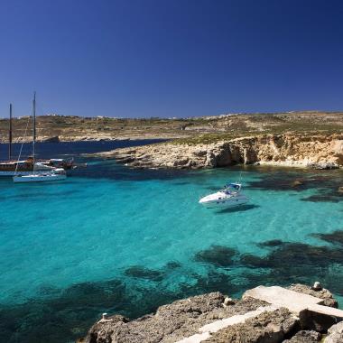 Het heldere water van de Middellandse Zee bij Malta