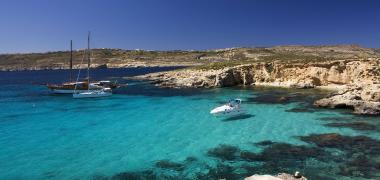 Het heldere water van de Middellandse Zee bij Malta