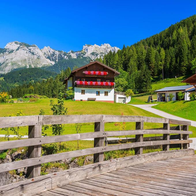 Een houten huis in de Alpen van Oostenrijk