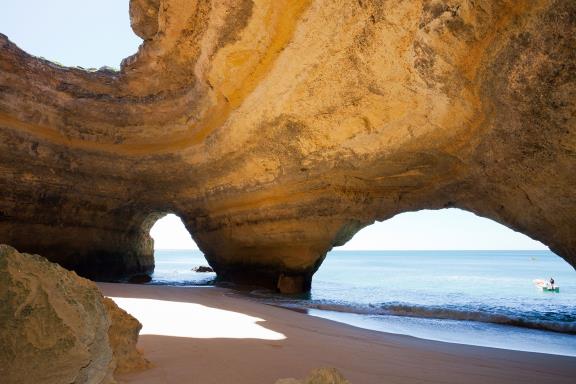 De spectaculaire rotsformaties op het strand van Benagil, aan de Portugese Algarve