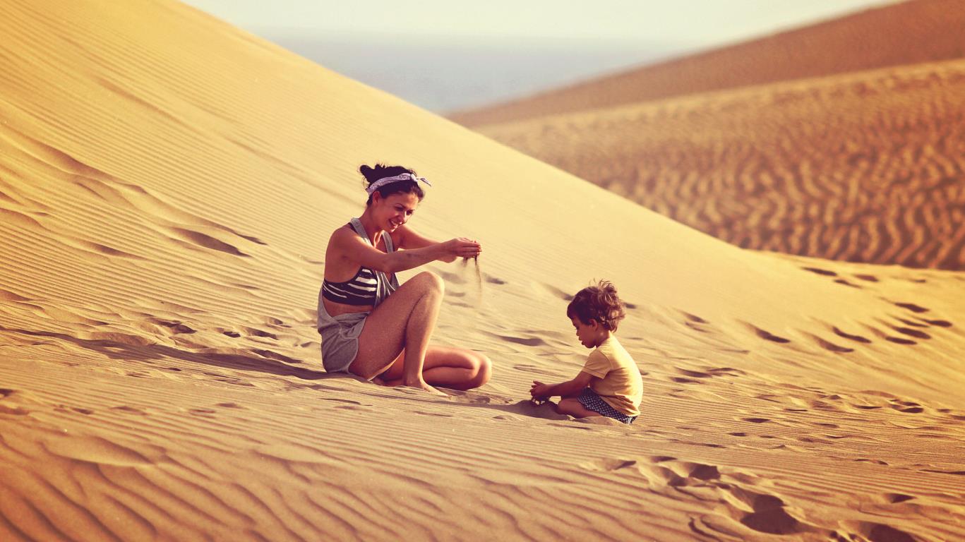 Moeder en kind in de Dunas de Maspalomas, Gran Canaria