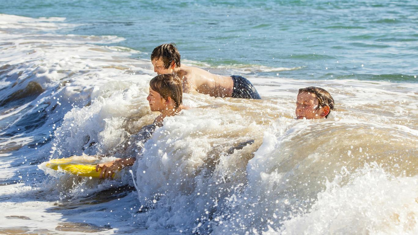 Kinderen in de zee op Lanzarote