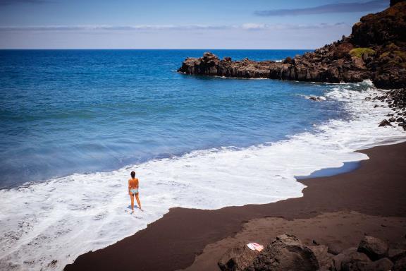 Een vrouw in de zee op Tenerife
