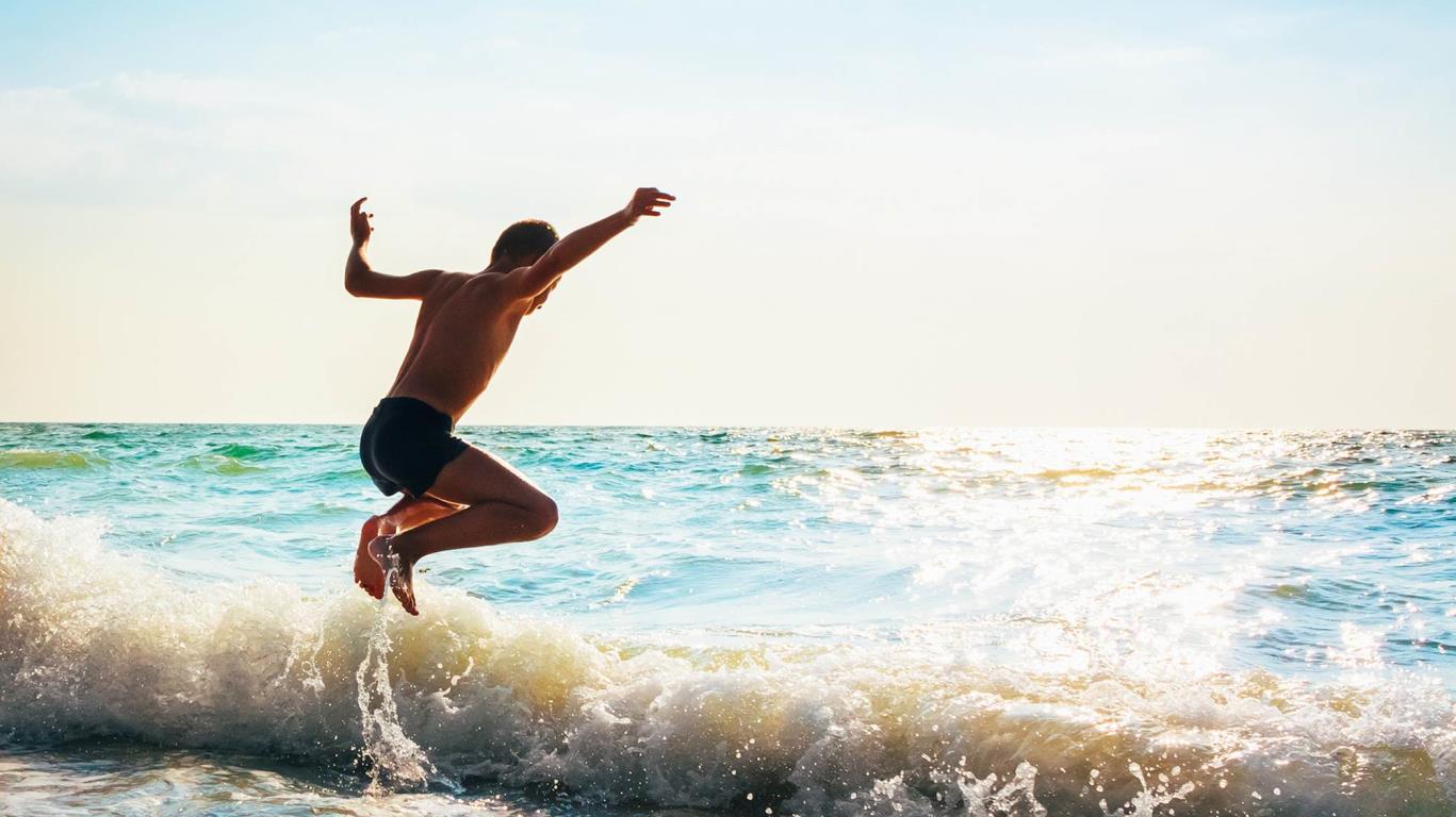 Jongen sprint in zee