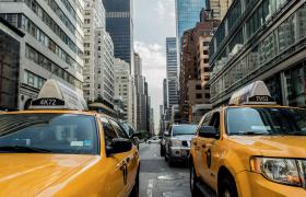 Straat met yellow cabs in New York