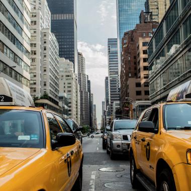 Straat met yellow cabs in New York