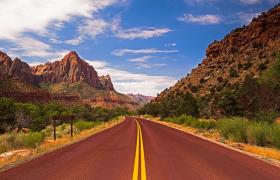De weg naar het Nationale Park Zion