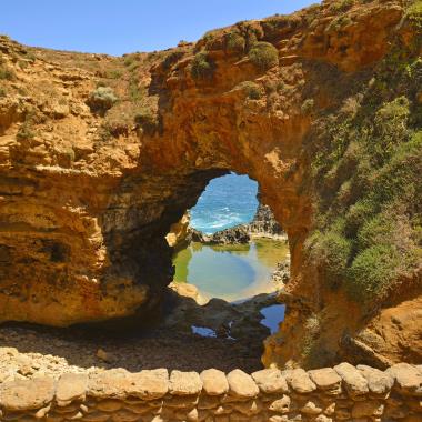 Kliffen, rotsformaties en grotten komen voor aan de kust van Australië