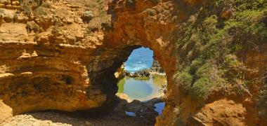 Kliffen, rotsformaties en grotten komen voor aan de kust van Australië
