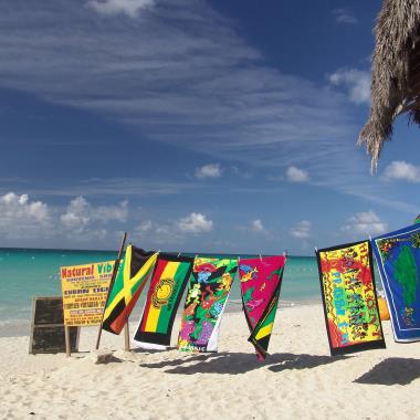 Strand met handdoeken op Jamaica