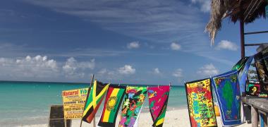 Strand met handdoeken op Jamaica