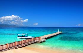 Jamaica zee met bootje