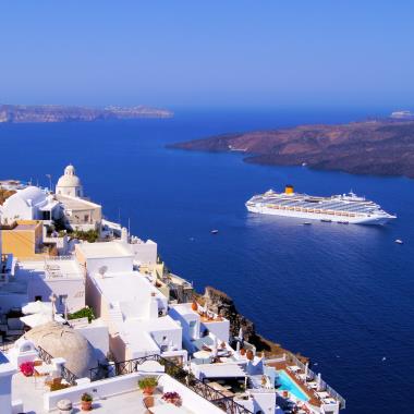 cruiseschip bij Santorini, Griekenland