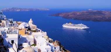 cruiseschip bij Santorini, Griekenland