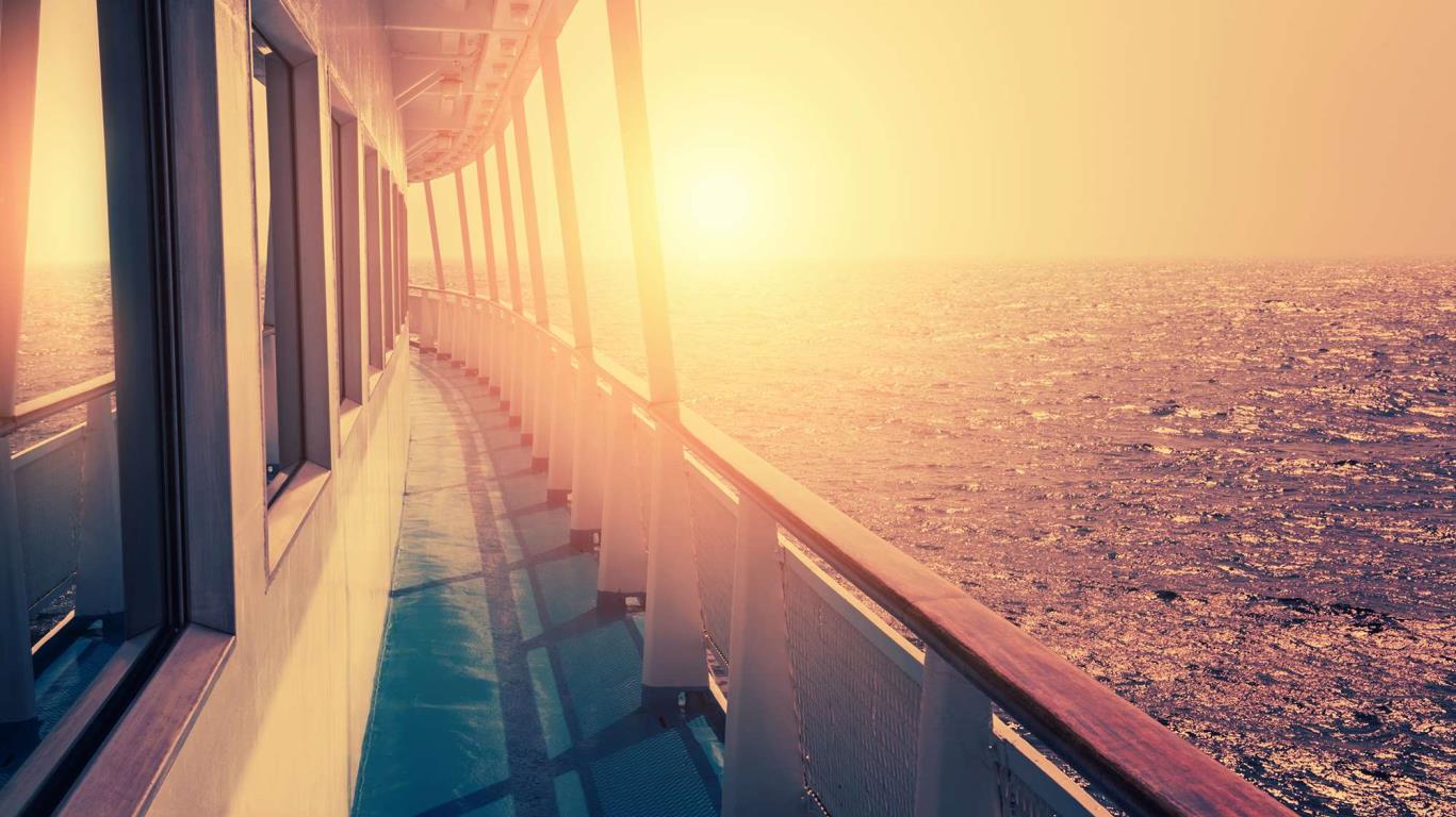Dek van het cruiseschip met zonsondergang