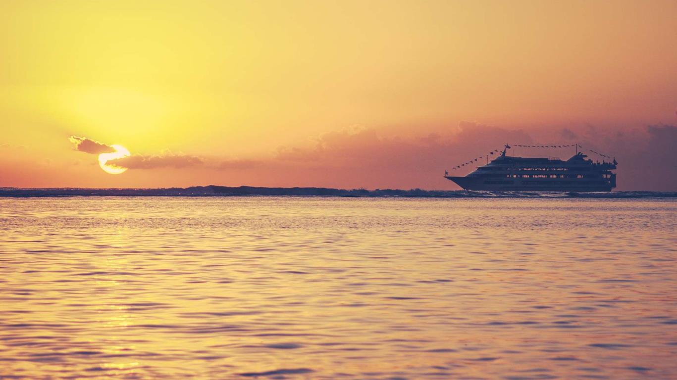 Het cruiseschip met zonsondergang