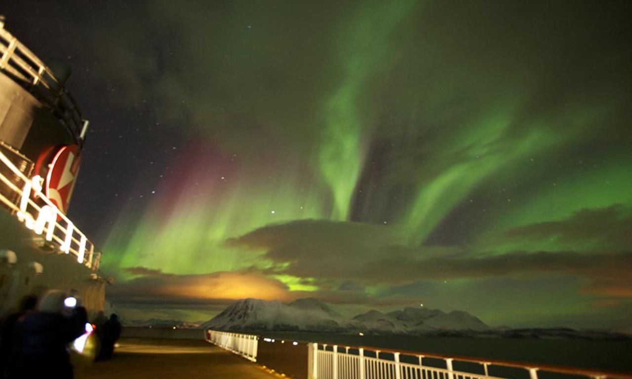 Als je geluk hebt, kun je vanaf de Hurtigruten het noorderlicht zien!