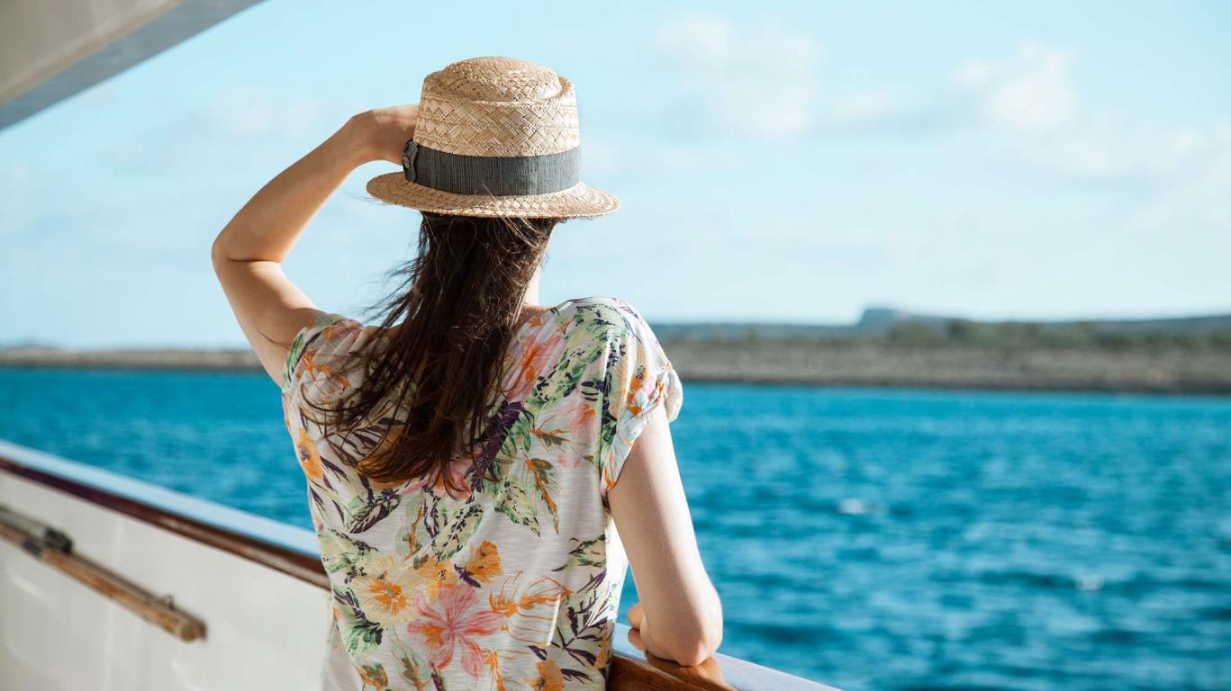 Vrouw op een cruiseschip