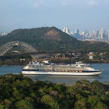 Cruiseschip Celebrity Infinity in het Panamakanaal