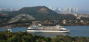 Cruiseschip Celebrity Infinity in het Panamakanaal